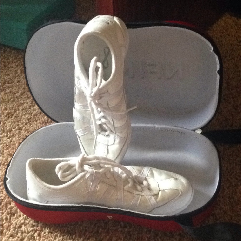 SALE like-new nfinity cheer shoes with case